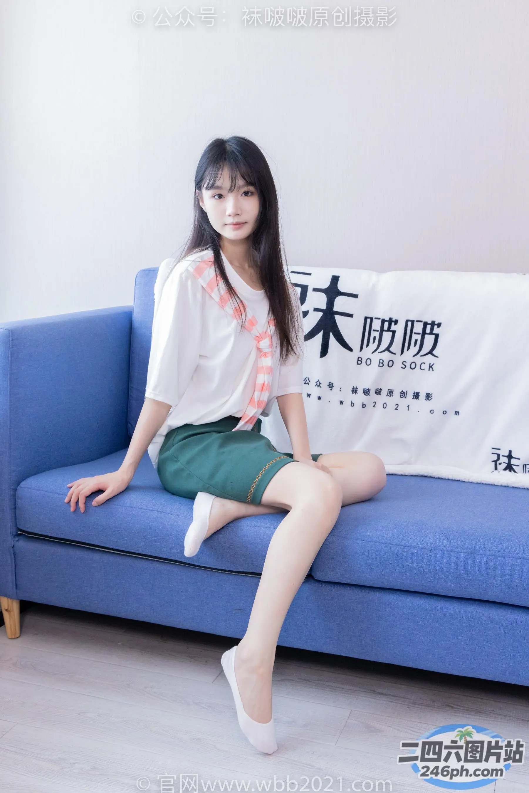穿着白衬衫坐在蓝色沙发上的 arafed 亚洲女性