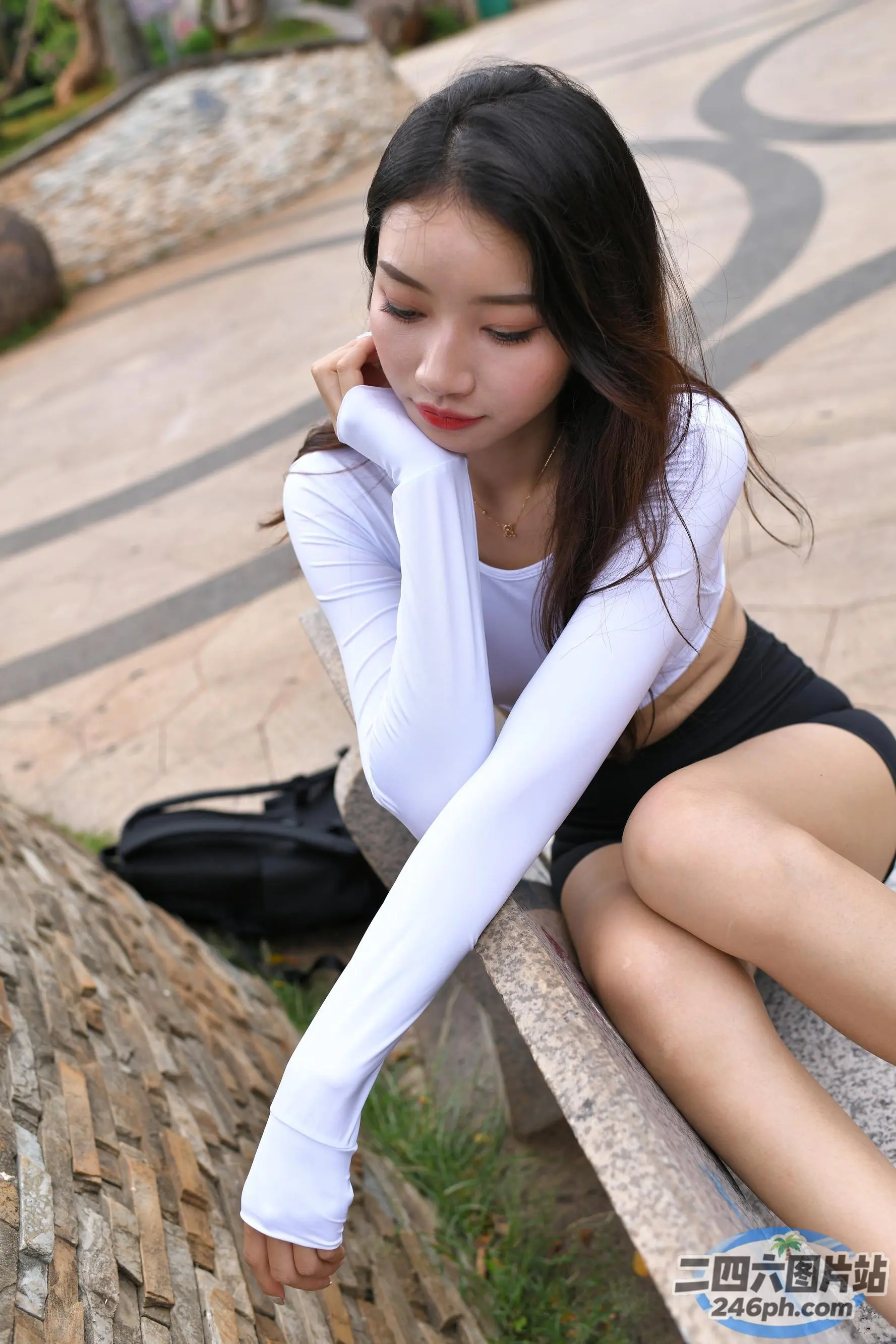 阿拉夫德亚洲妇女坐在石架上，手捂着脸