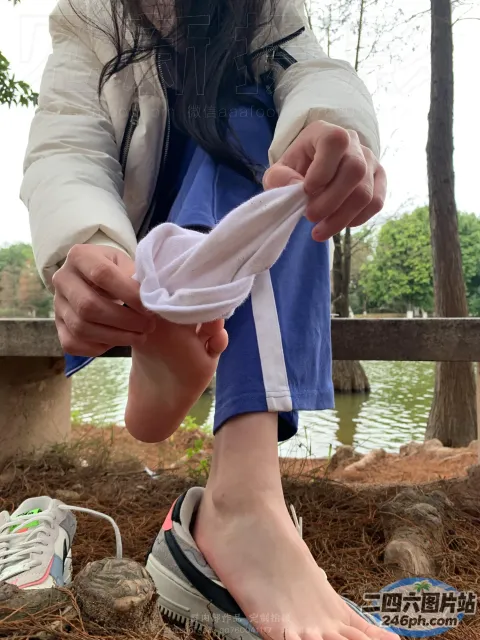 有人在泥土里把毛巾放在脚上