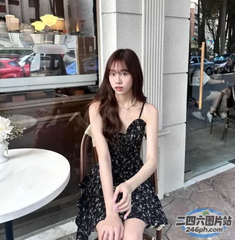 阿拉菲女子坐在商店橱窗前的椅子上