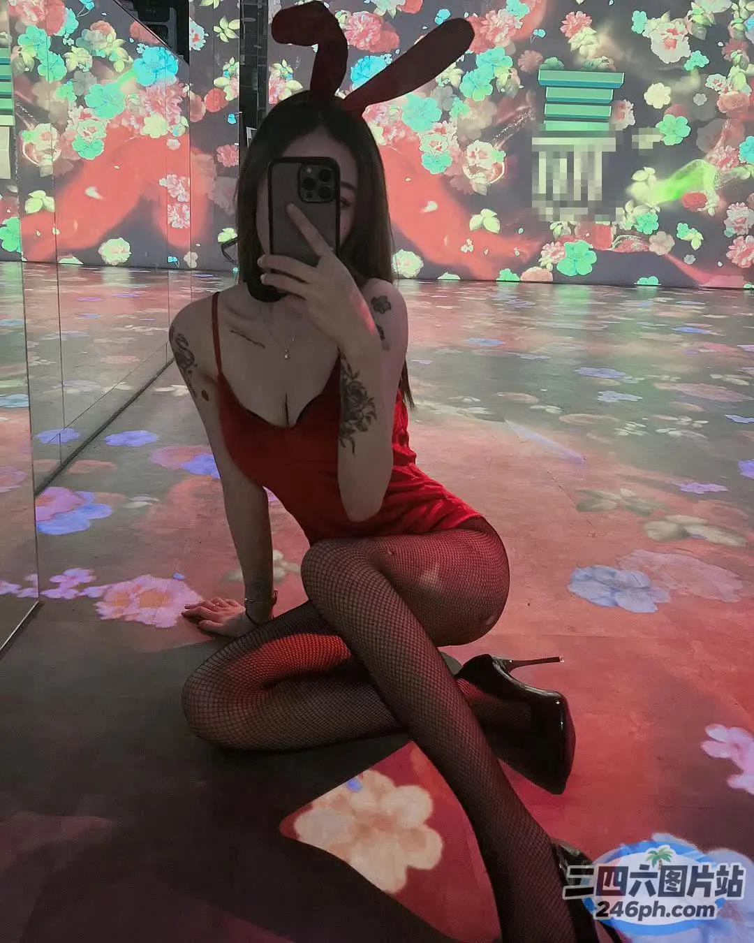 地上坐着一个穿着红色连衣裙的女人