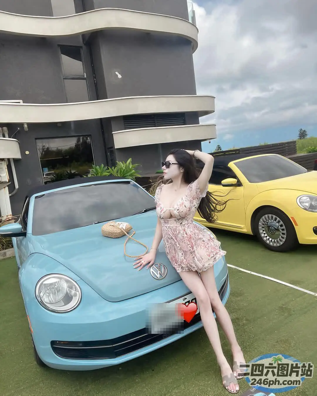 一个穿着短裙的女人靠在一辆蓝色的汽车上