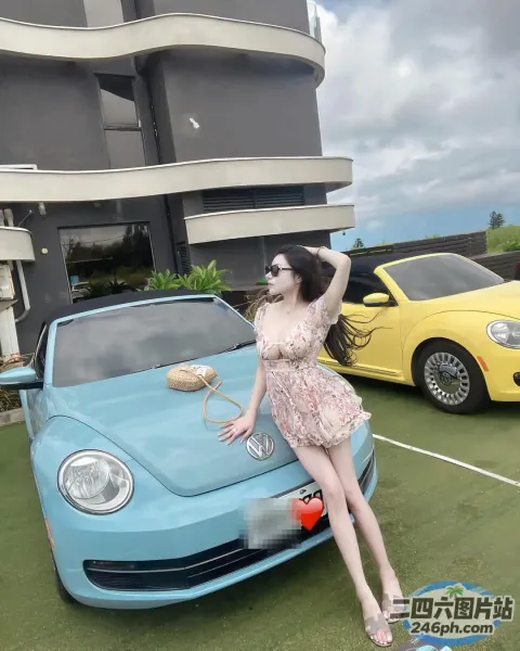 一个穿着短裙的女人靠在一辆蓝色的汽车上
