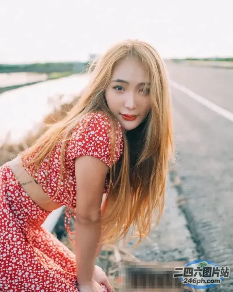 身穿红色连衣裙的阿拉夫德女子靠在栏杆上