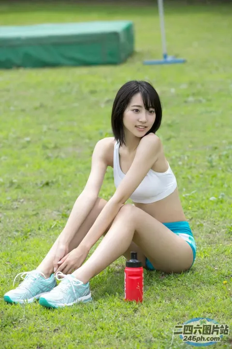 阿拉费德亚洲妇女坐在草地上，双叉