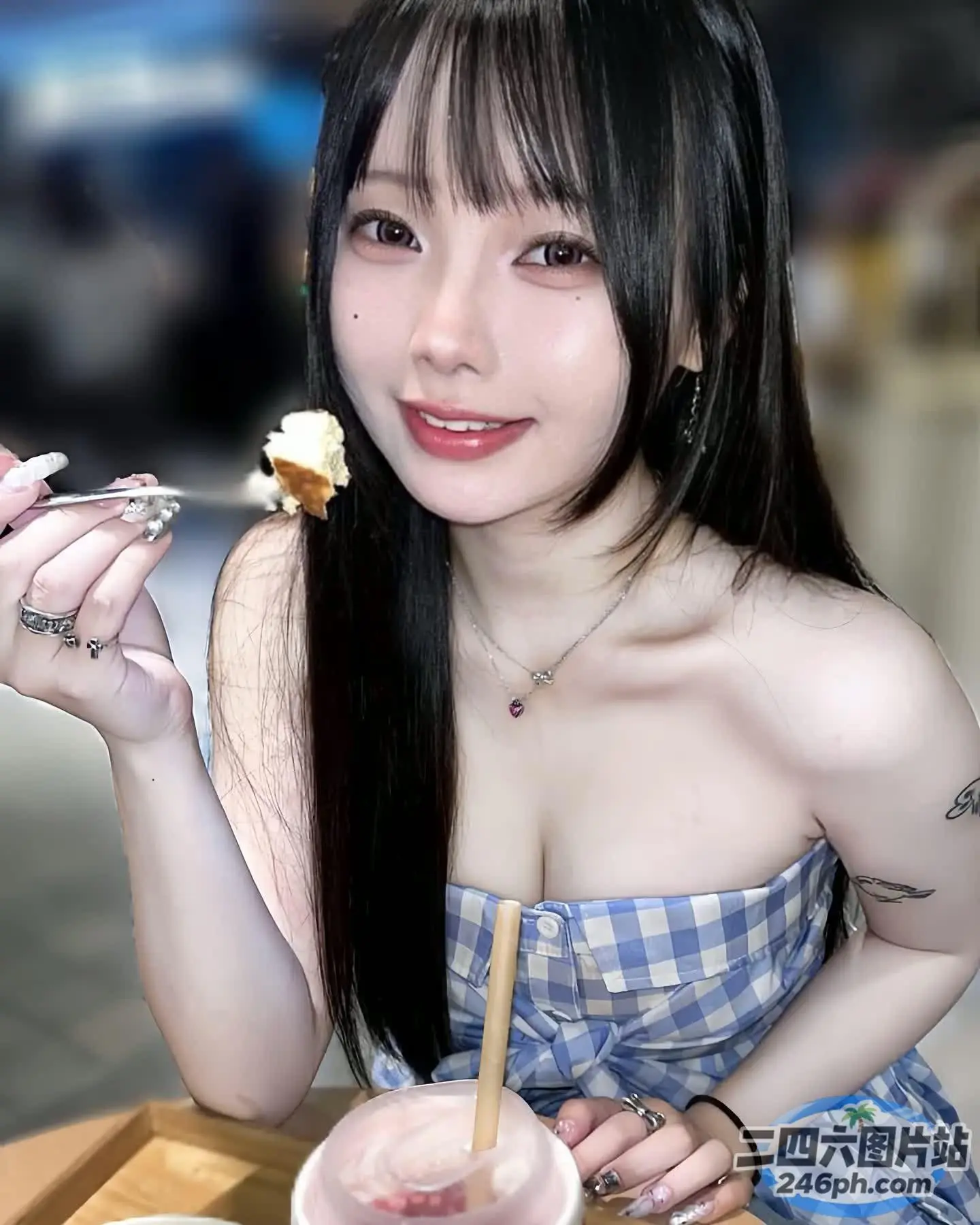 阿拉伯裔亚洲女子用叉子吃一块蛋糕