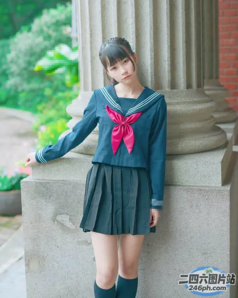身穿校服的 arafed 亚裔女子合影留念