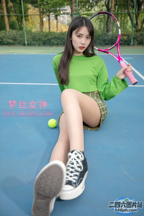 阿拉夫德女子坐在网球场上，手里拿着网球拍