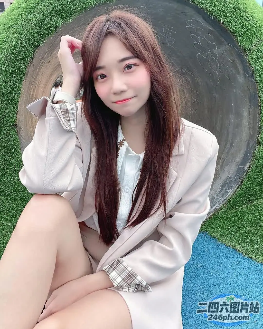 Arafed 亚洲妇女坐在绿草地上