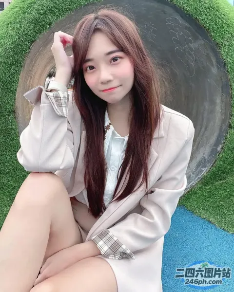 Arafed 亚洲妇女坐在绿草地上