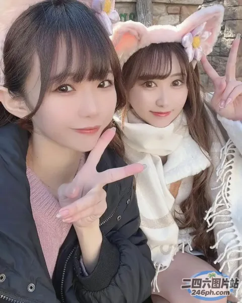 两名戴着兔子耳朵的女人坐在长凳上合影