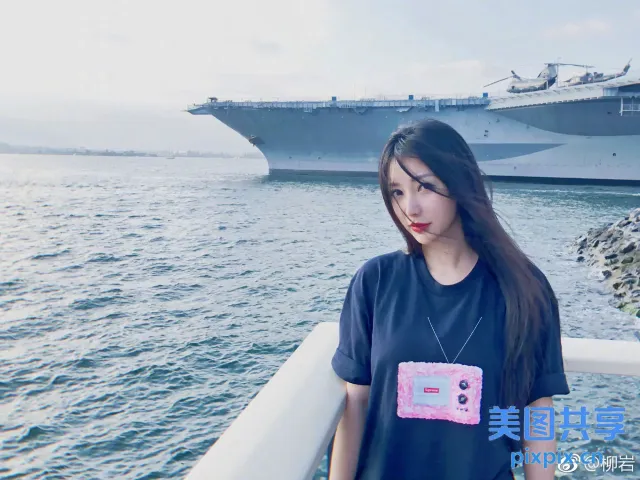 阿拉夫妇女站在一艘大船旁边的码头上