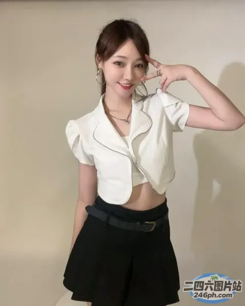 一个穿着白衬衫和黑色裙子的女人的特写