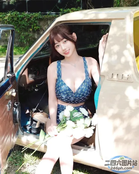 车后座坐着一个女人，手里拿着一束花