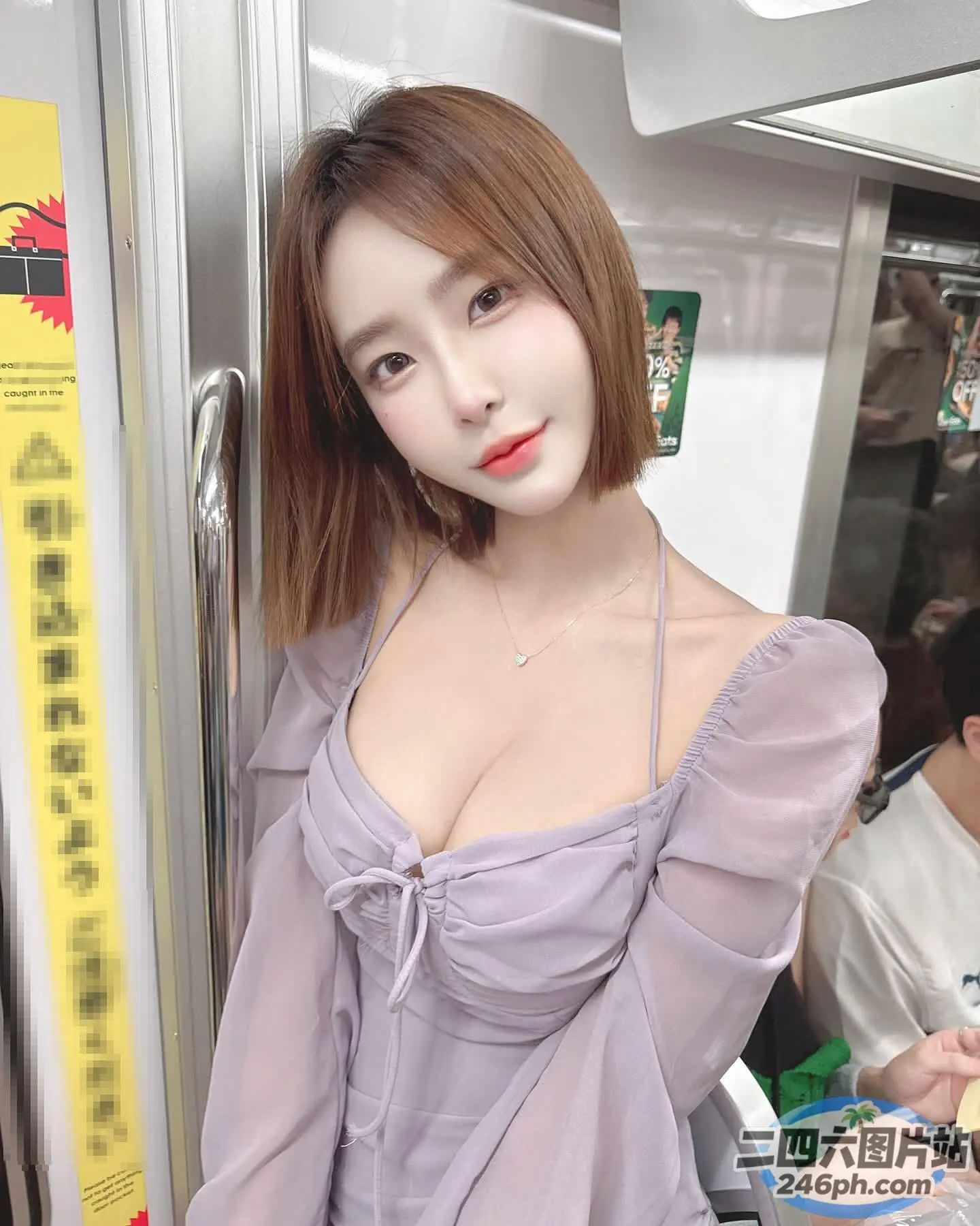 地铁列车上身穿紫色连衣裙的 Araffe 女子