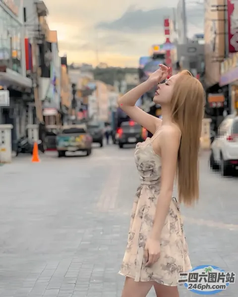 街上站着一个女人，手含着嘴巴