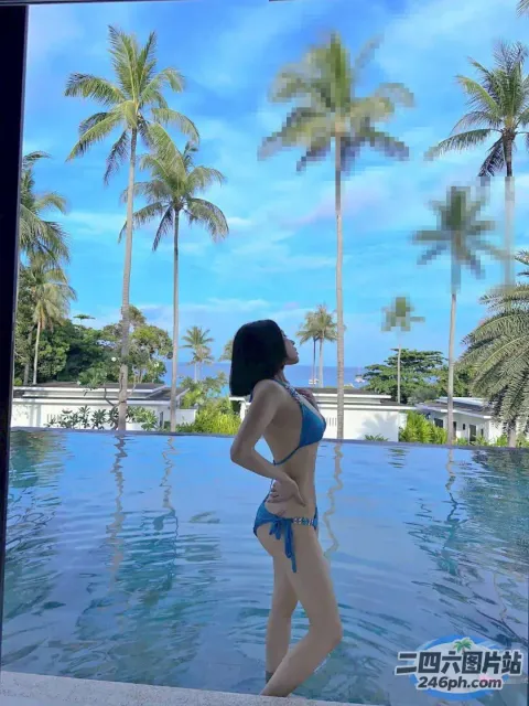 泳池里站着一个穿着比基尼的女人