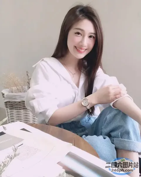 一个女人坐在椅子上拿着手表的特写