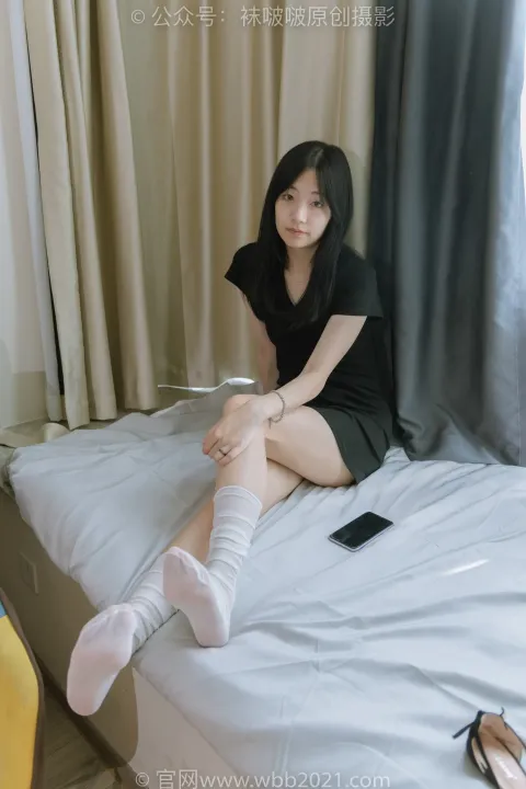 阿拉夫德女人坐在床上，双腿交叉