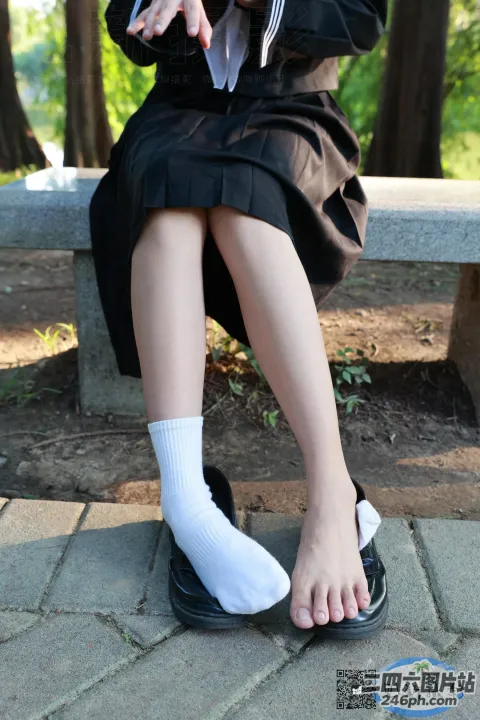 有个女人坐在长凳上，双叉