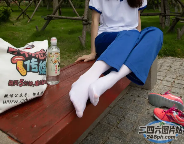 有个女人坐在长凳上，双脚抬起