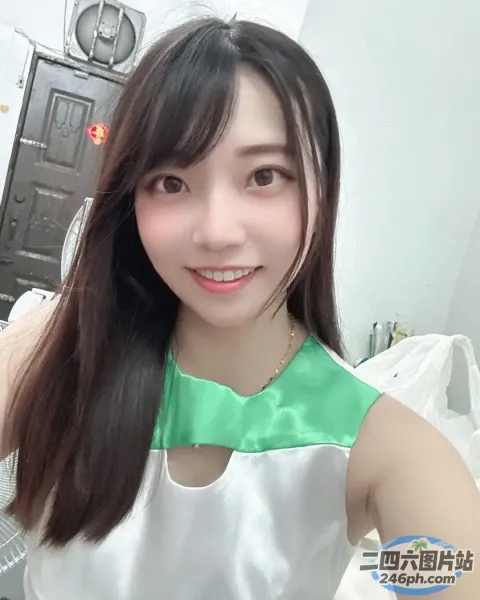 有一位女士面带微笑并摆姿势拍照