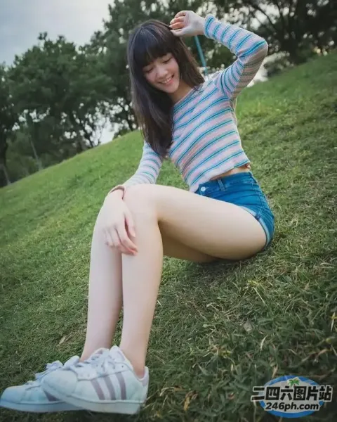 阿拉菲德女人坐在草地上，双腿交叉