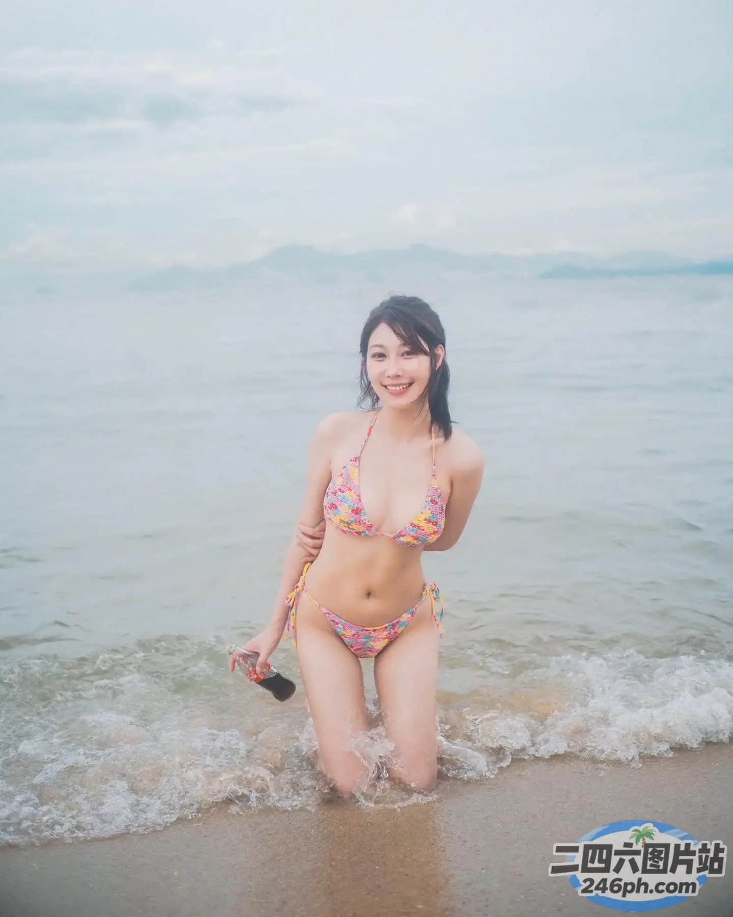 水中站着一个穿着比基尼的女人