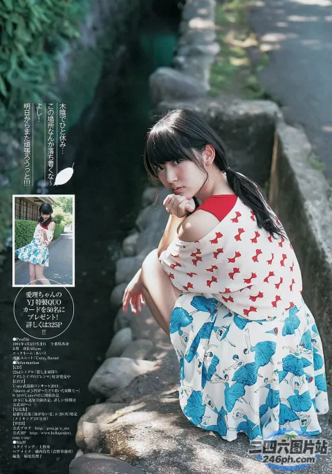 一个女人坐在河边的一块石头上，河上有一只鸟