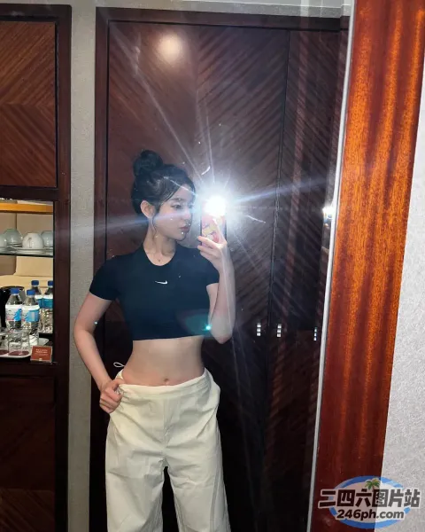 Araffe 女子在酒店房间对着镜子自拍