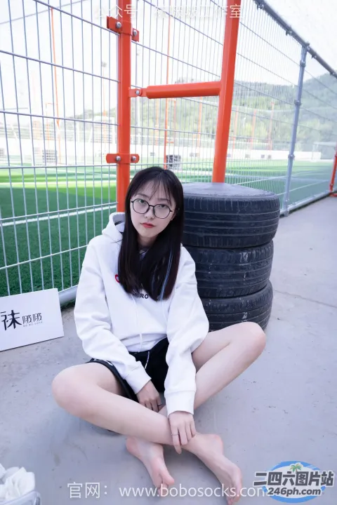拿着轮胎坐在地上的阿拉费德亚裔妇女