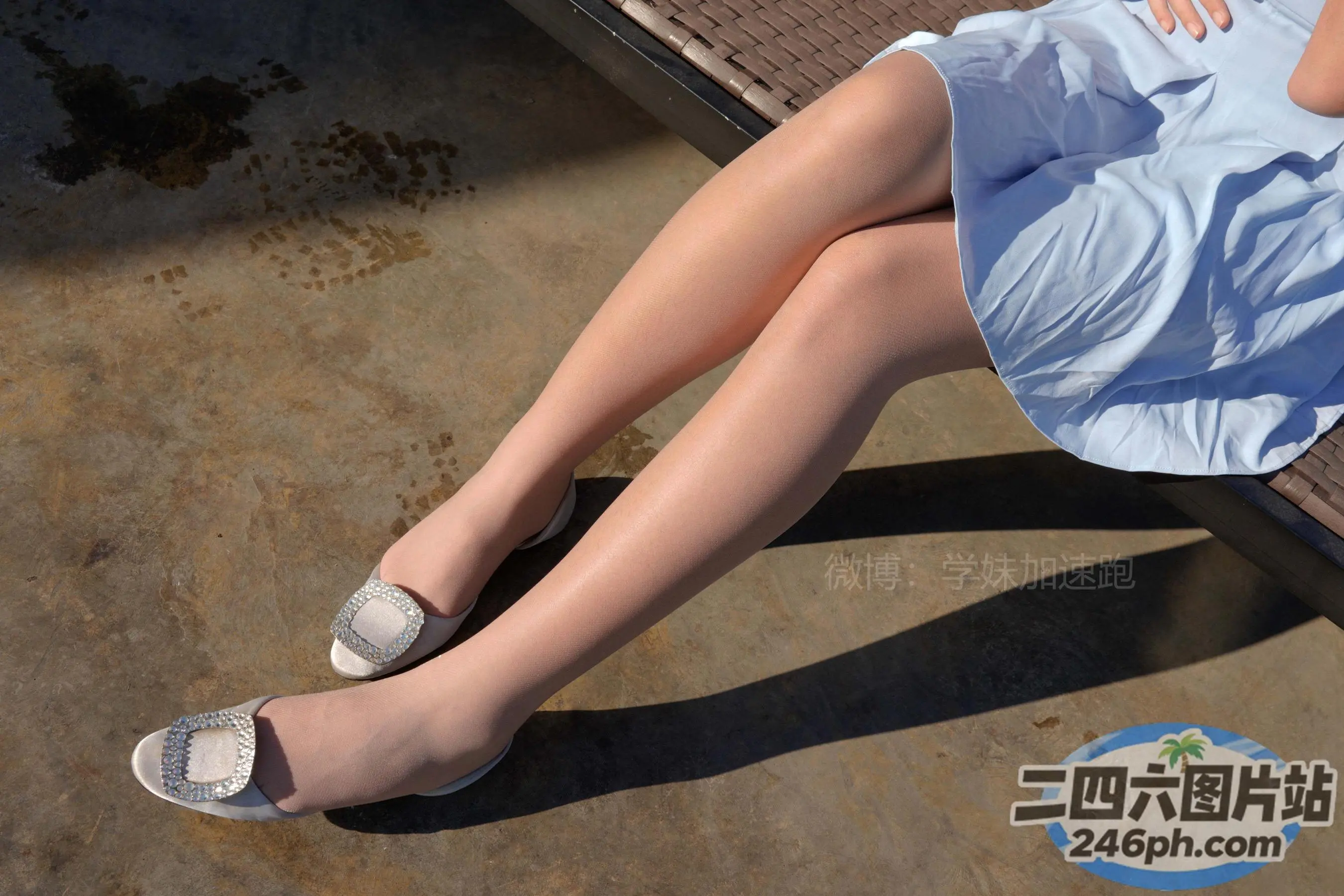 有个女人坐在长凳上，双腿交叉