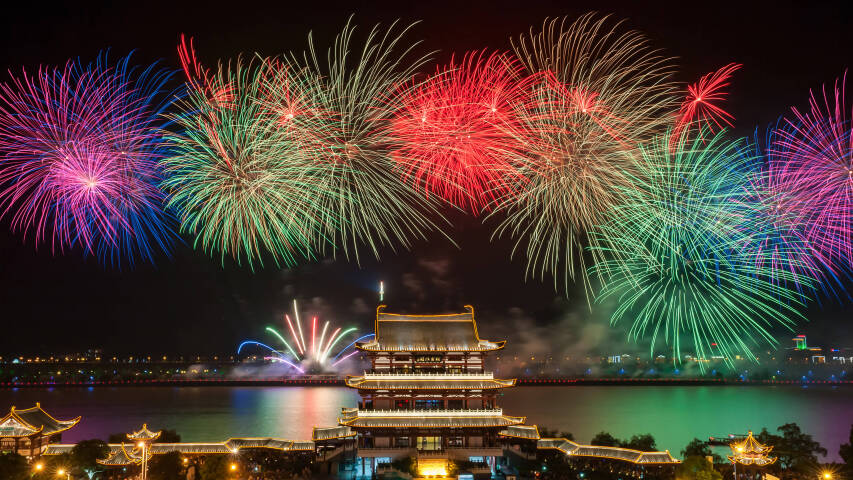 烟花在城市上空亮起