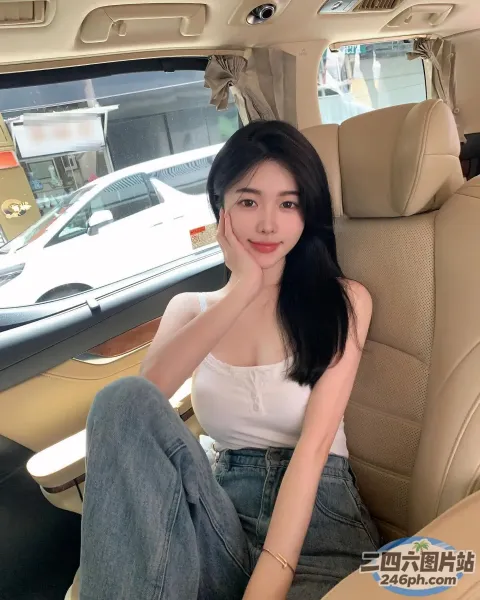 一个人坐在车里，手捂着脸的特写