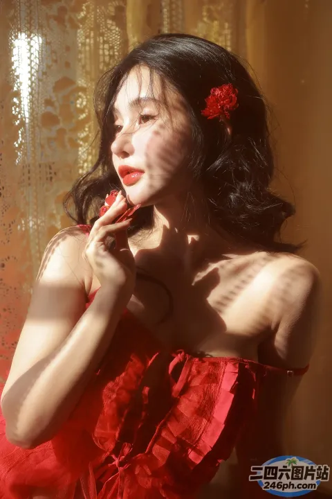 有一位身穿红色连衣裙的女子摆姿势拍照