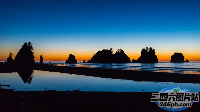海滩的 arafed 景观，有水体和岩石