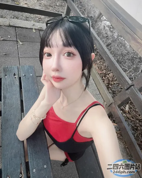有个女人坐在长凳上，手放在下巴上