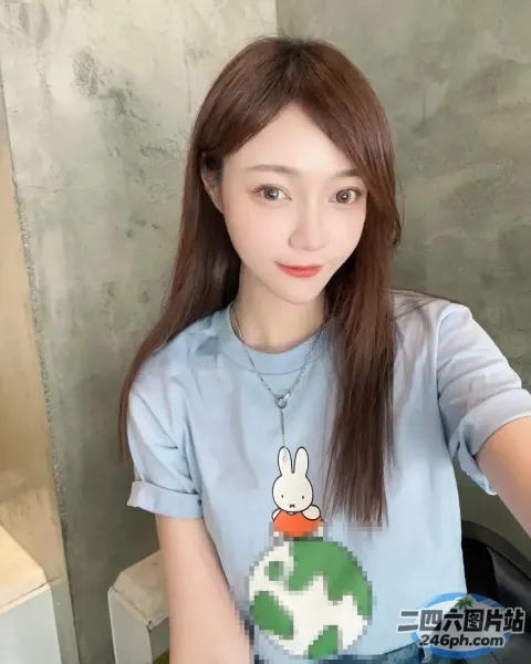一位穿着蓝色衬衫的长发女子的特写