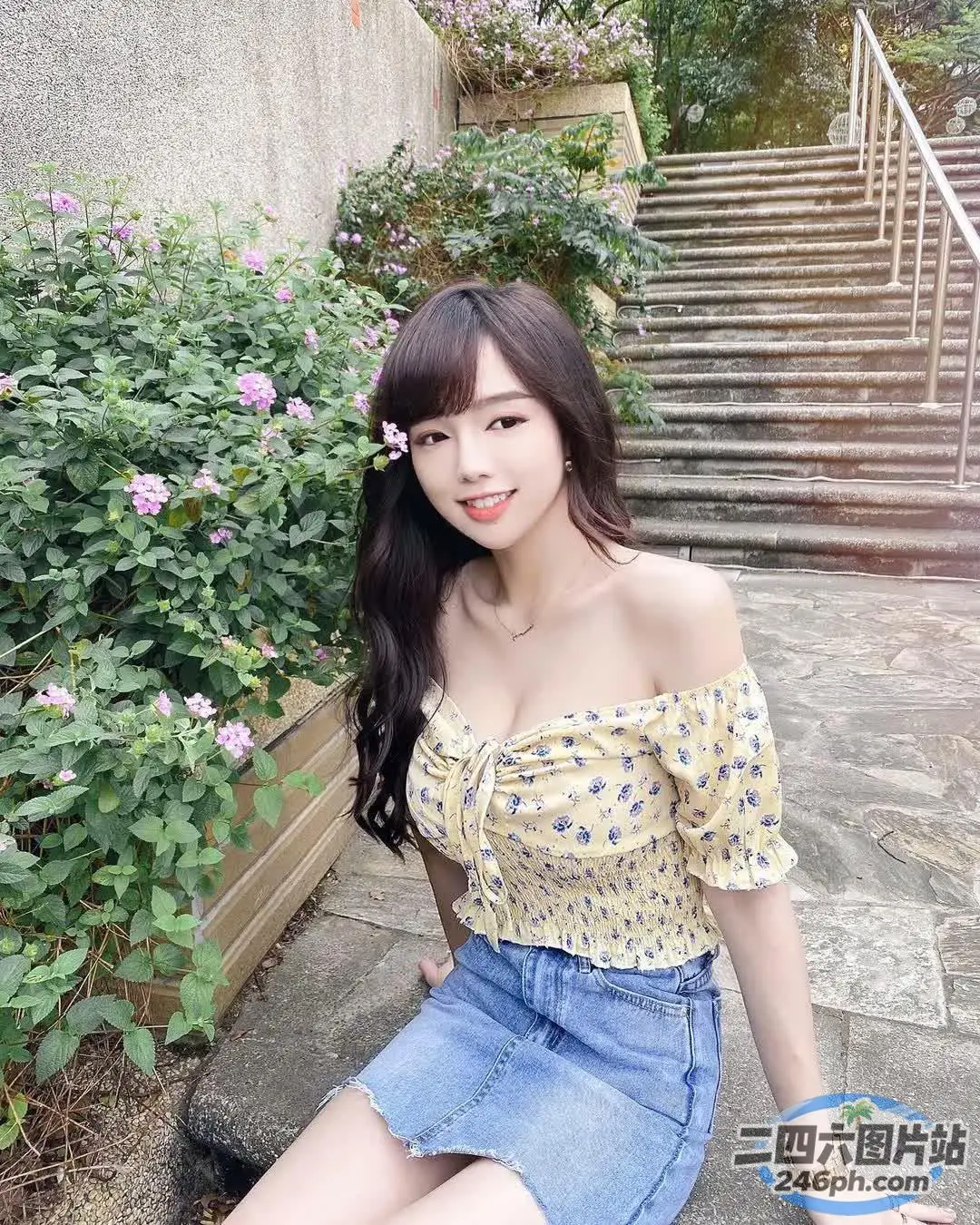 坐在石阶上的女人的特写
