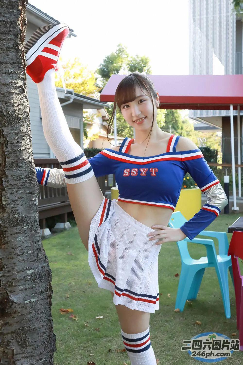 身着啦啦队服的 arafed 女子合影留念
