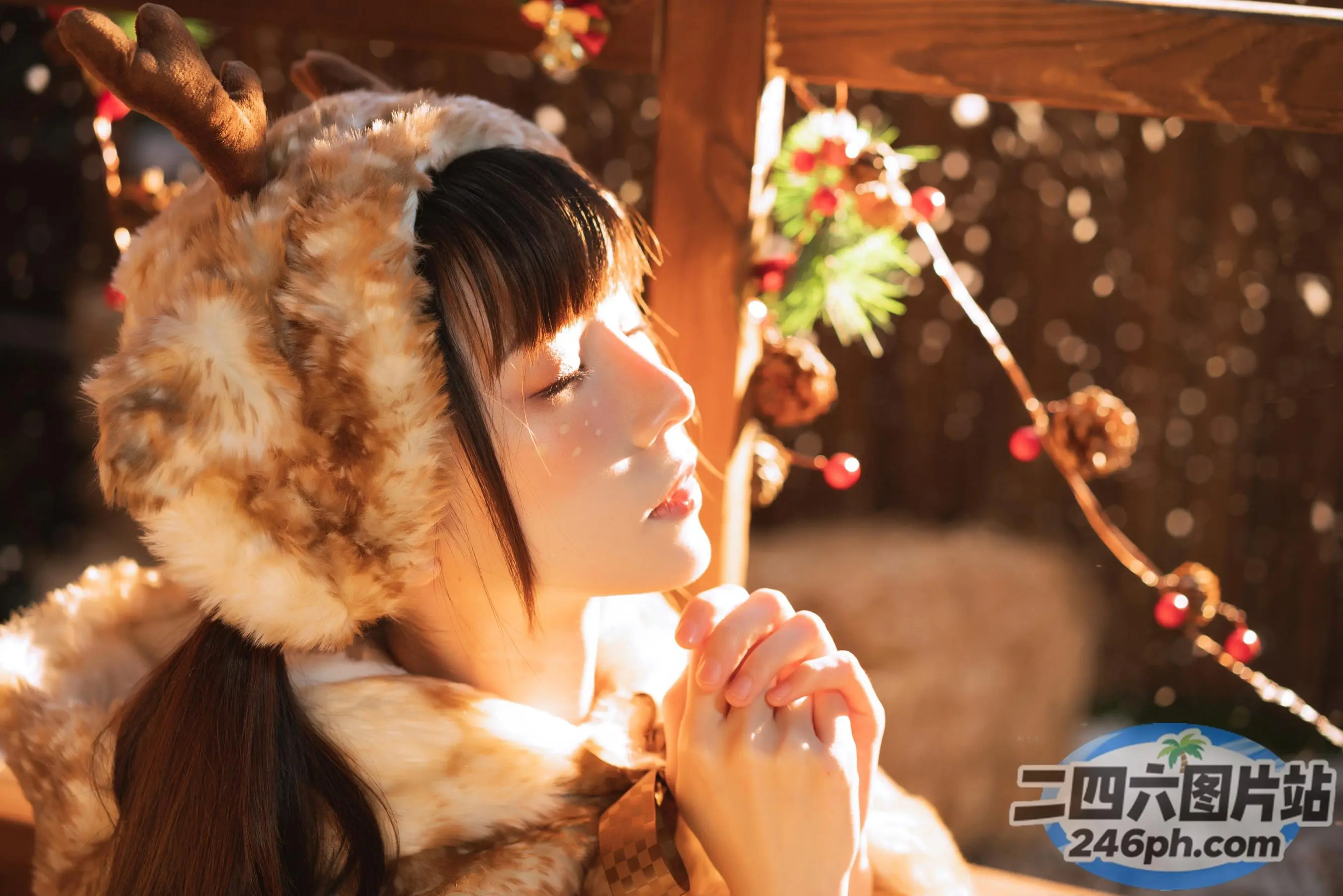 戴着毛茸茸的帽子和外套坐在长凳上的阿拉菲女人