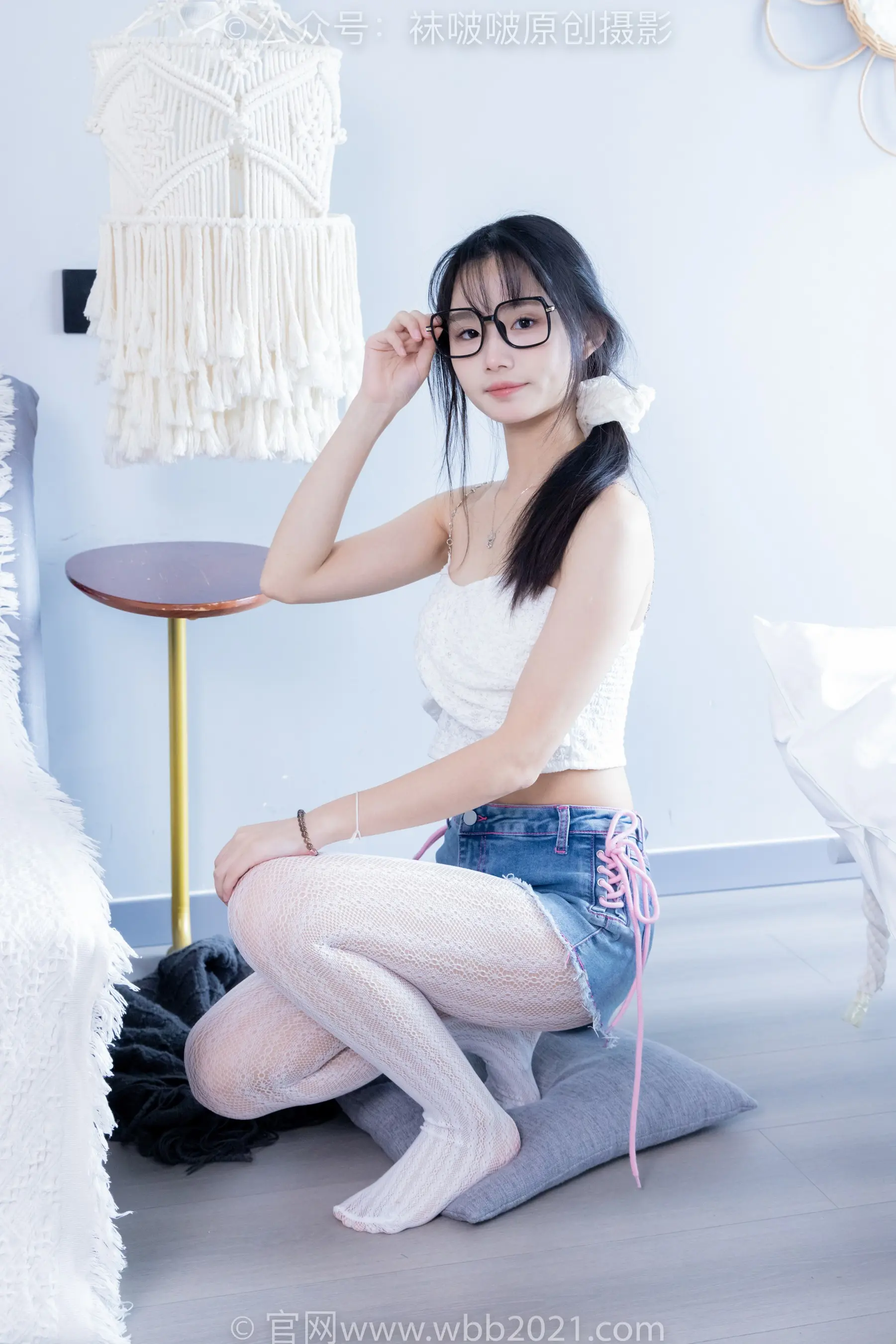 arafed 亚洲女人坐在房间的枕头上