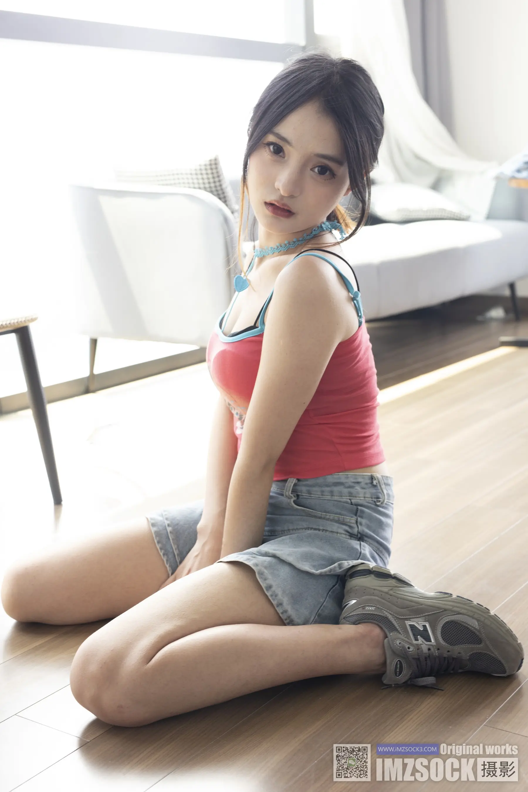 坐在房间地板上的 arafed 亚洲妇女
