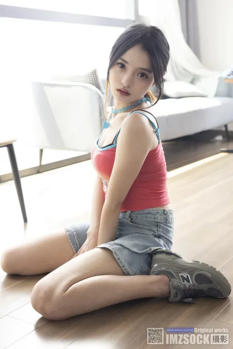 坐在房间地板上的 arafed 亚洲妇女