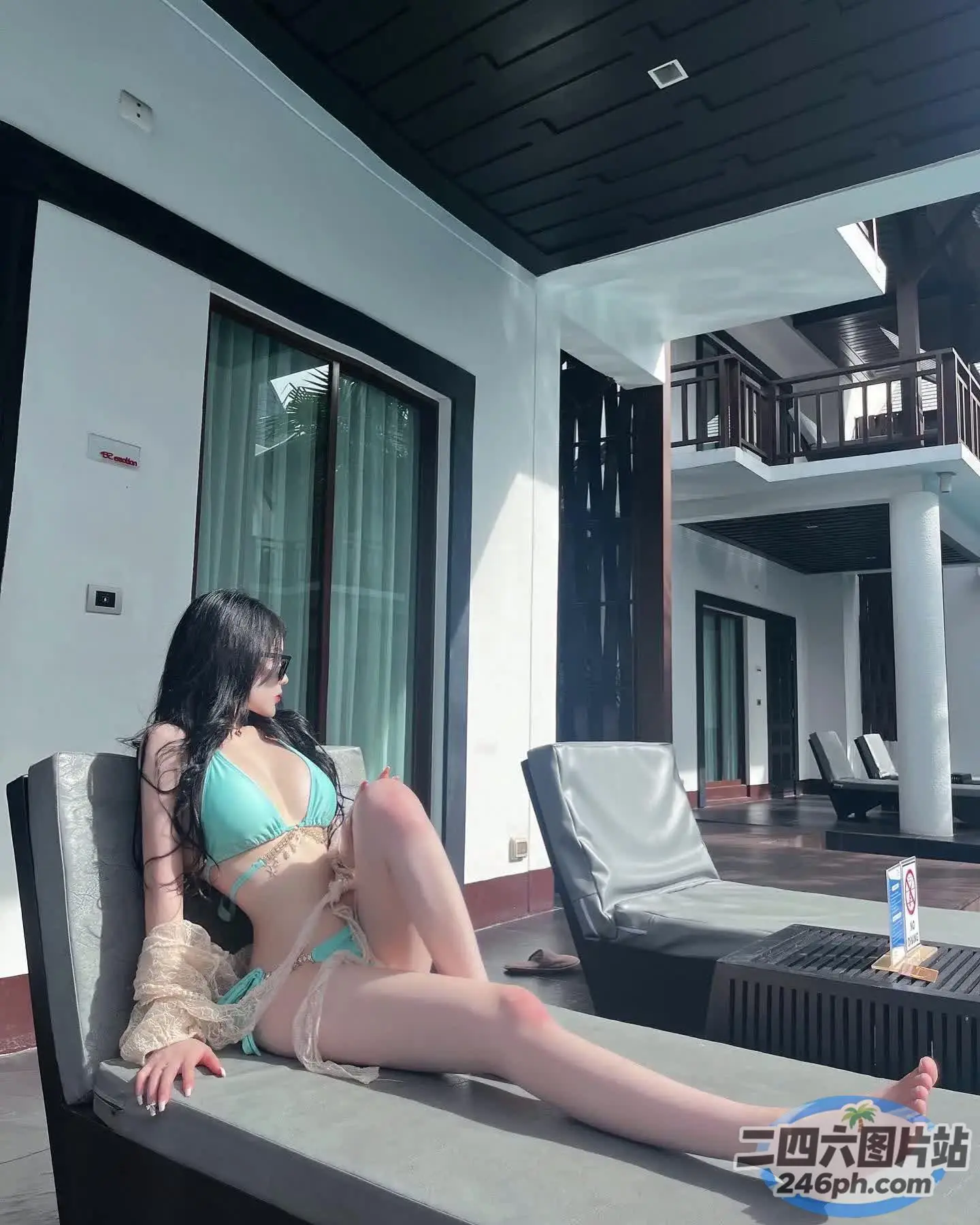 穿着比基尼坐在躺椅上的 arafed 女人