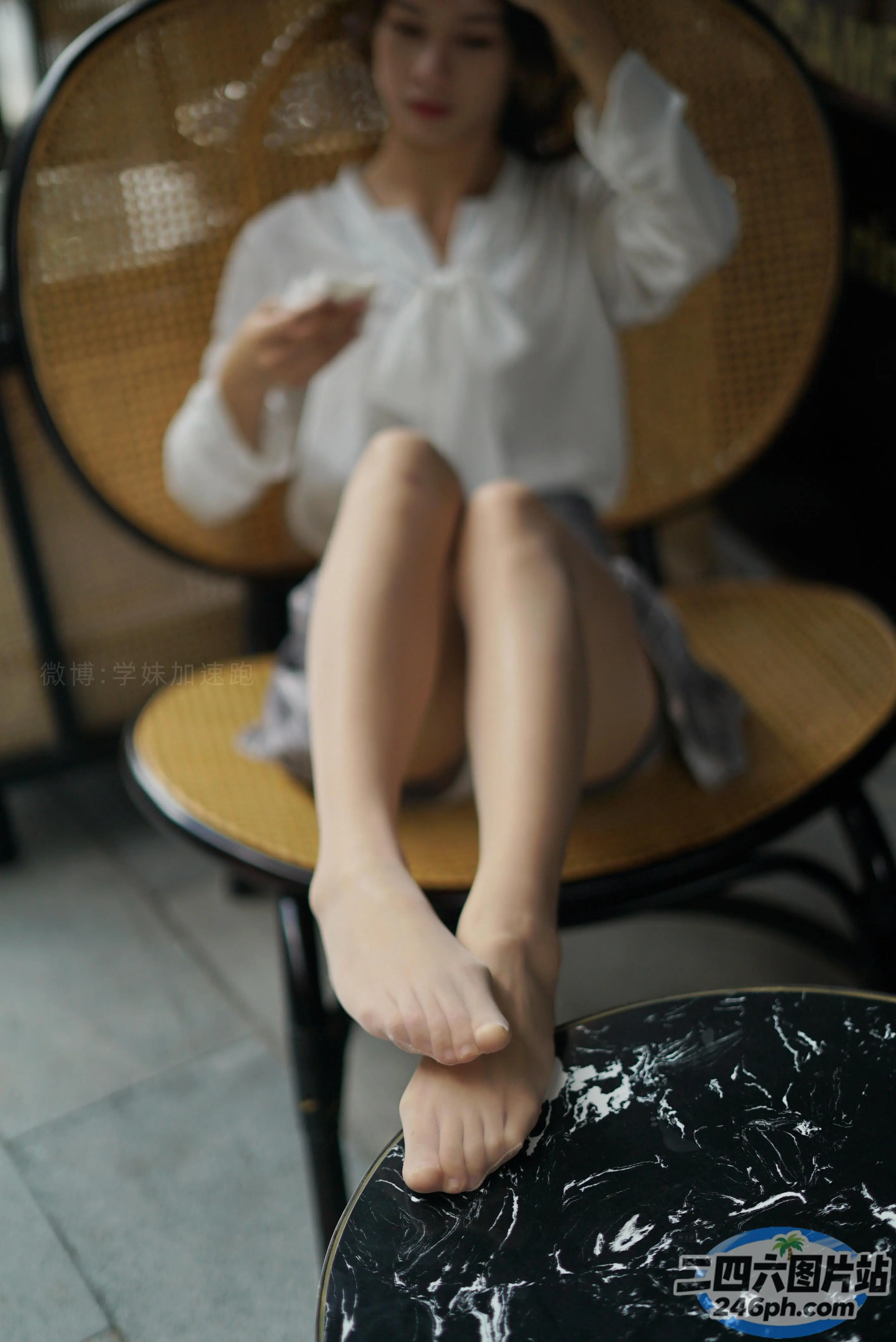 有个女人坐在椅子上，双脚抬起