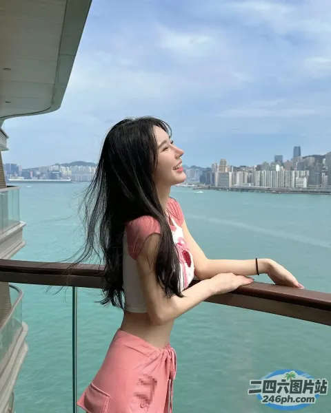 站在阳台上眺望大海的 araffe 女人