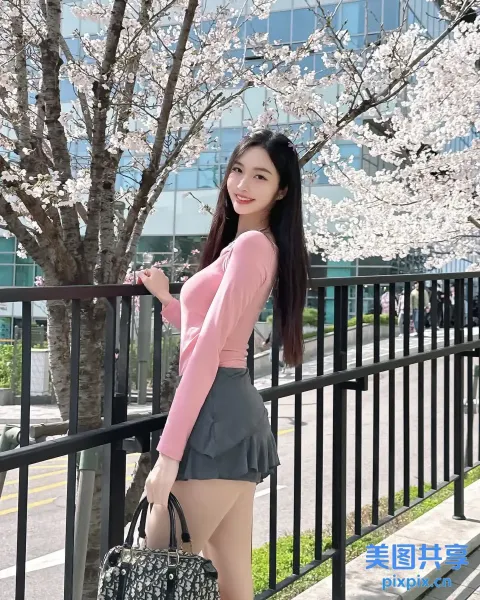 身穿粉色衬衫和灰色裙子的阿拉伯裔女子合影留念
