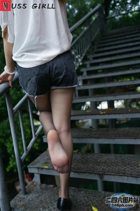 阿拉菲德女人抬起双腿走上楼梯