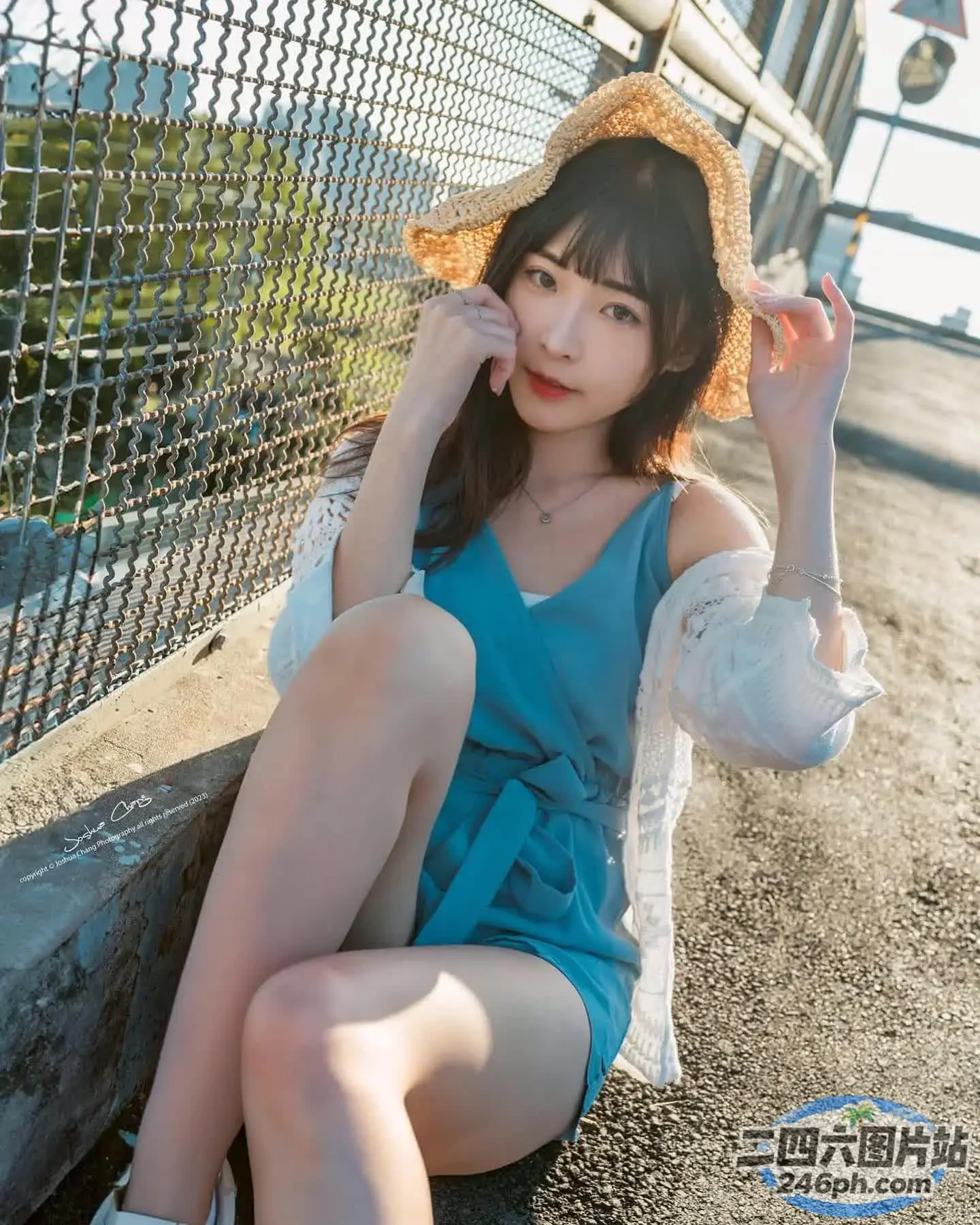 戴着帽子坐在地上的阿拉伯裔妇女